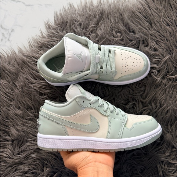 Air Jordan 1 Low SE - Picture 5 of 9